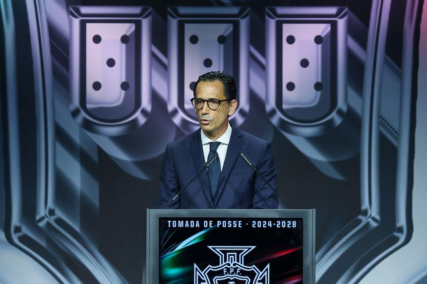 O novo presidente da Federação Portuguesa de Futebol (FPF), Pedro Proença, discursa na cerimónia de tomada de posse dos novos órgãos sociais da FPF (MANUEL DE ALMEIDA/LUSA)