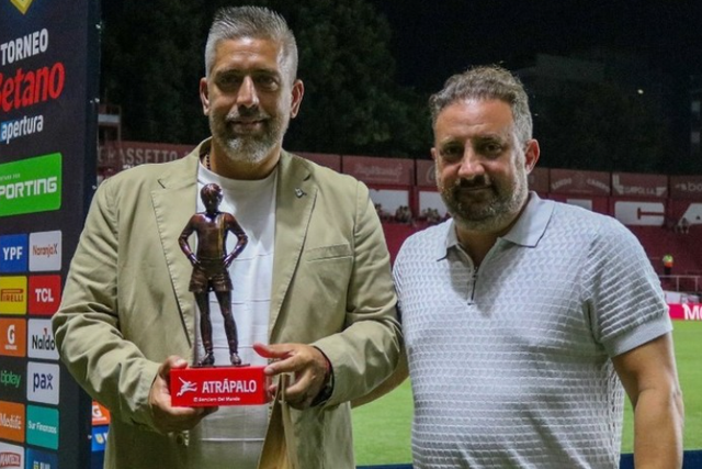 Sebastián Ordoñez, presidente do Platense, recebeu uma estatueta das mãos de Cristian Malaspina, presidente do Argentinos Juniores