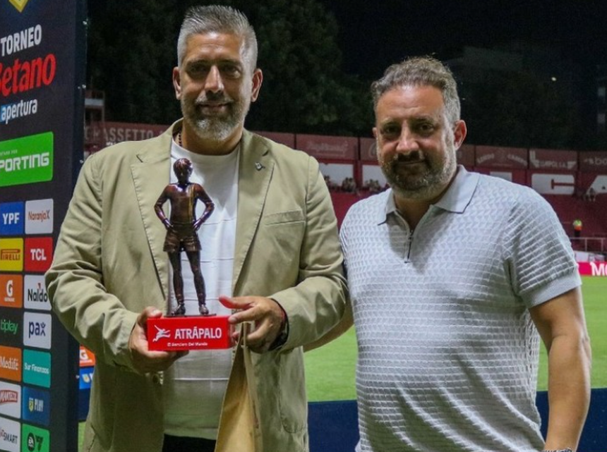 Sebastián Ordoñez, presidente do Platense, recebeu uma estatueta das mãos de Cristian Malaspina, presidente do Argentinos Juniores