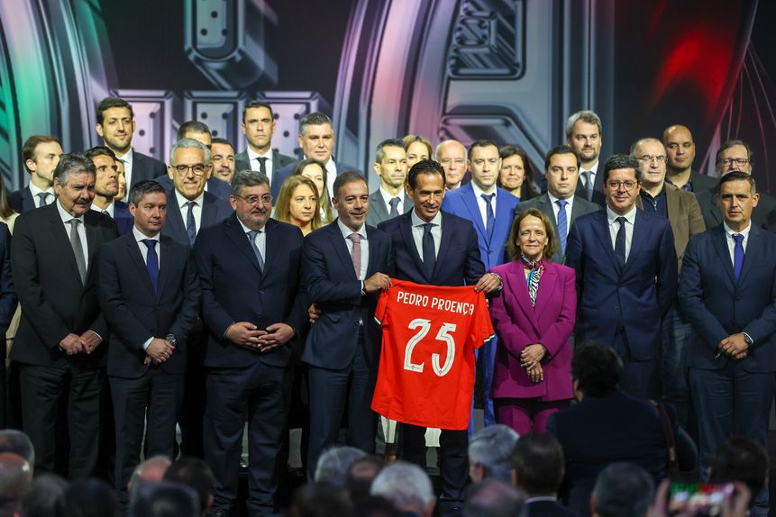 O novo presidente da Federação Portuguesa de Futebol (FPF), Pedro Proença (C-D), ladeado pelo ministro dos Assuntos Parlamentares, Pedro Duarte (C-E), com os novos órgãos sociais da FPF