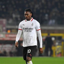 Rafael Leão em campo com a camisola do Milan