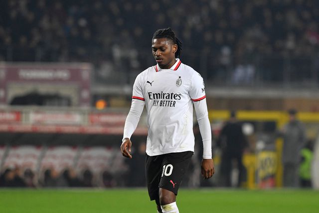 Rafael Leão em campo com a camisola do Milan