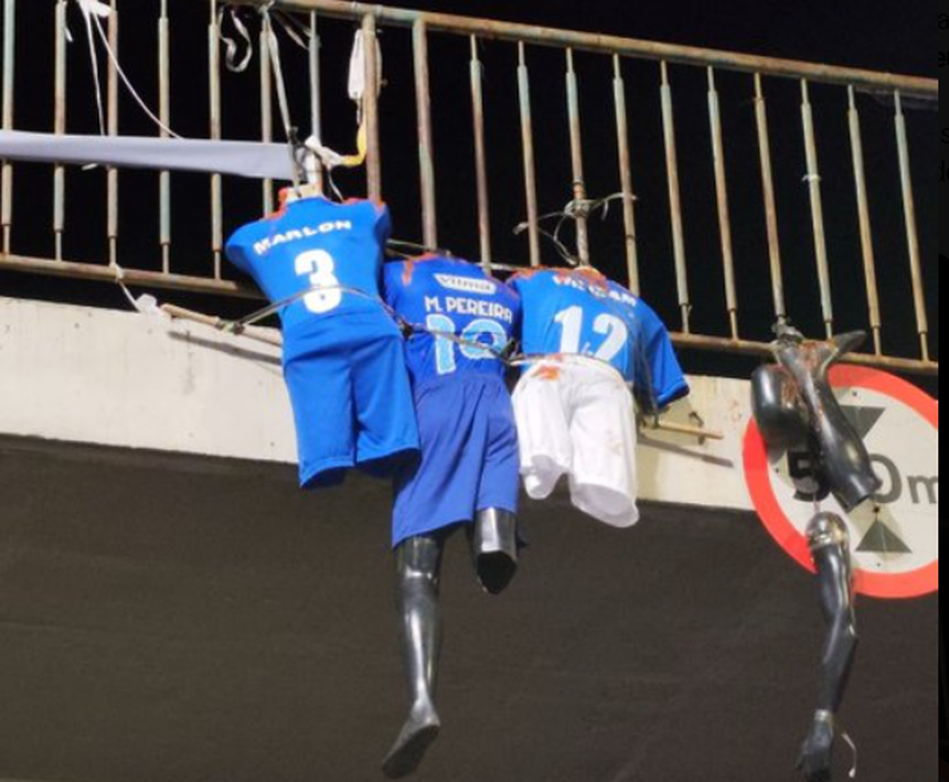 Bonecos com os nomes dos jogadores visados (Foto: D.R.)