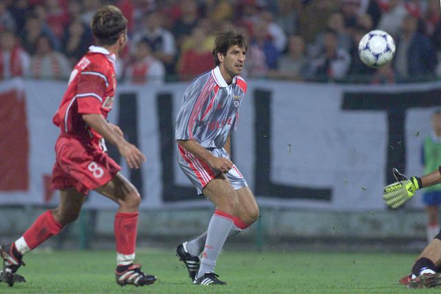 Chano faz o segundo golo do Benfica em Bucareste, em 1999. Foto A BOLA