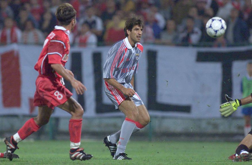 Chano faz o segundo golo do Benfica em Bucareste, em 1999. Foto A BOLA