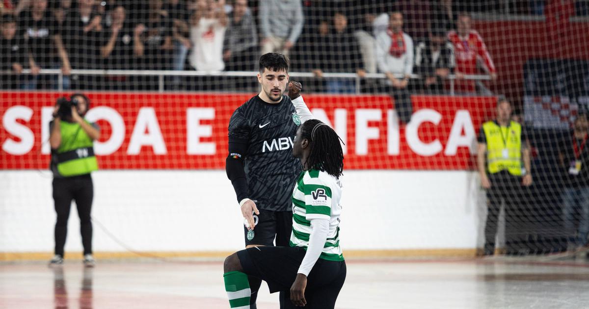 Zicky Té marcou no dérbi com o Benfica e festejou... contra o racismo ...