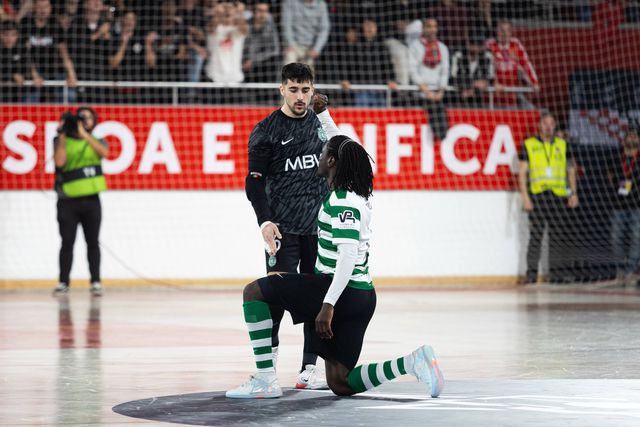 Zicky Té marcou no dérbi com o Benfica e festejou... contra o racismo (vídeo)