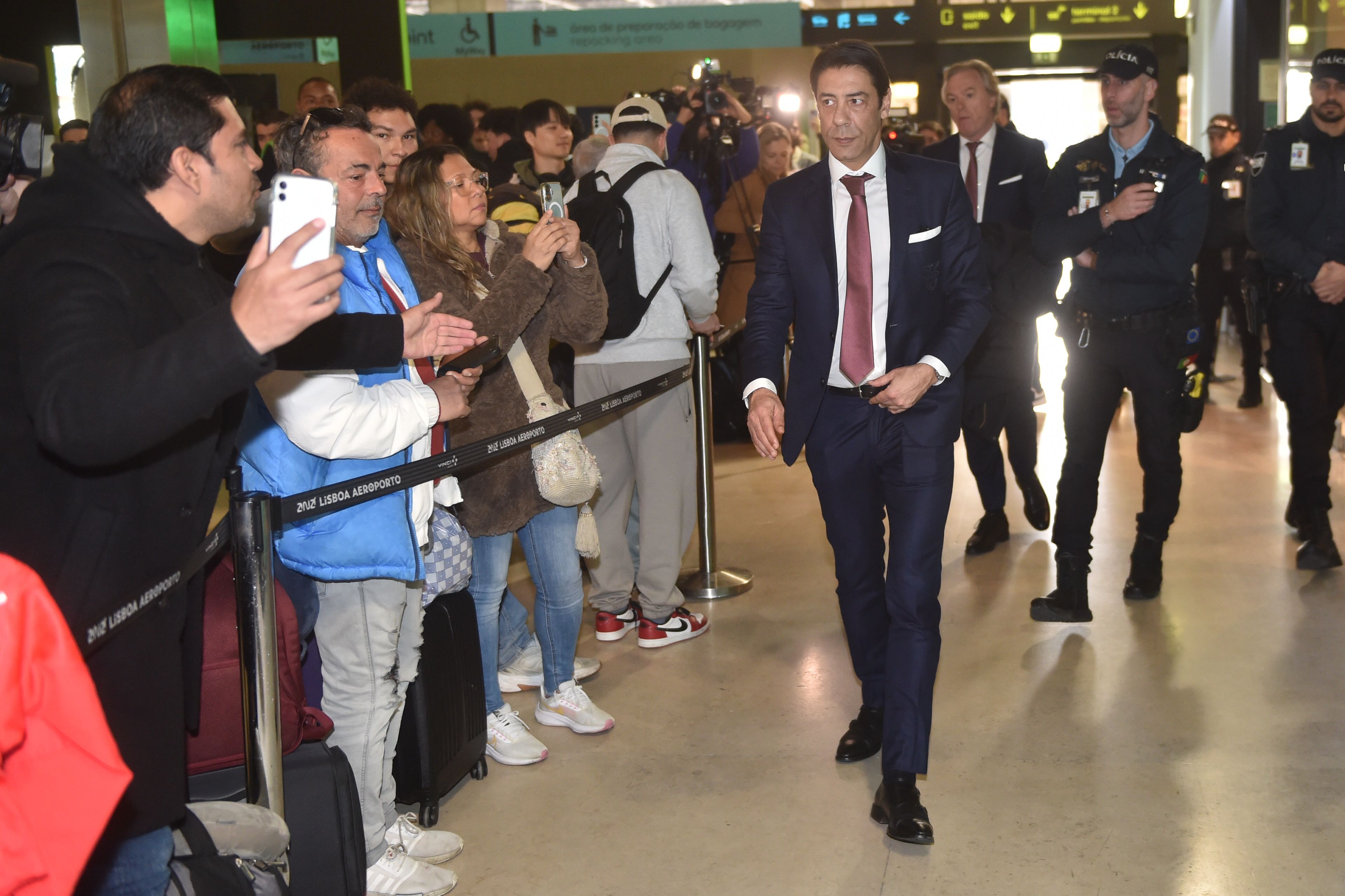 Rui Costa na chegada ao aeroporto - Foto: Miguel Nunes