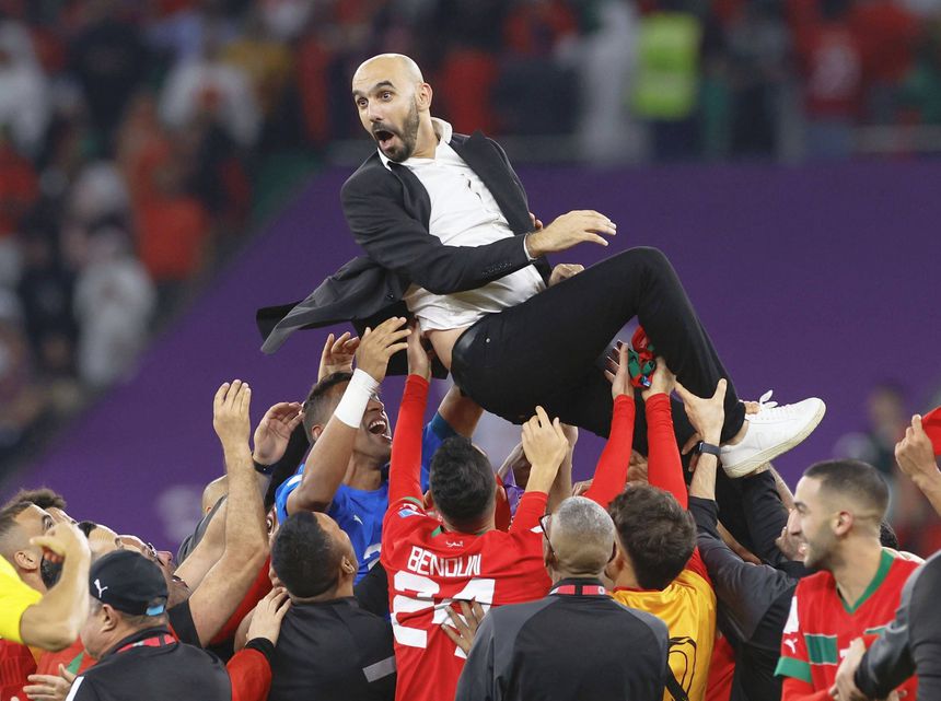 Walid Regragui atirado ao ar após Marrocos vencer Portugal no Mundial (IMAGO)