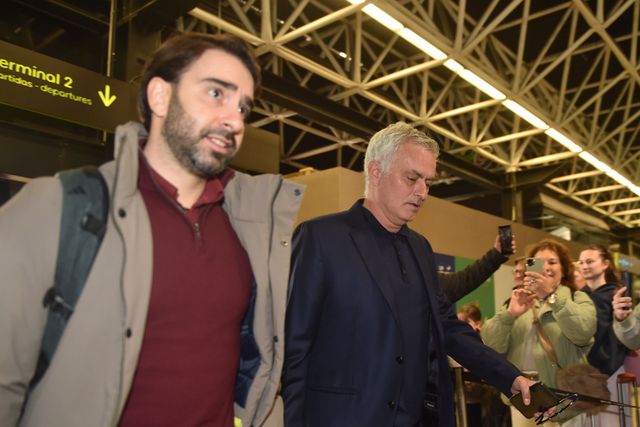 José Mourinho no embarque para Madrid - foto: Miguel Nunes