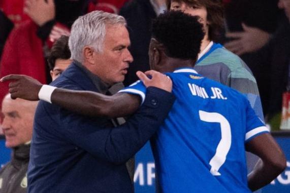 José Mourinho e Vinícius Jr. durante o Benfica-Real Madrid - Foto: IMAGO