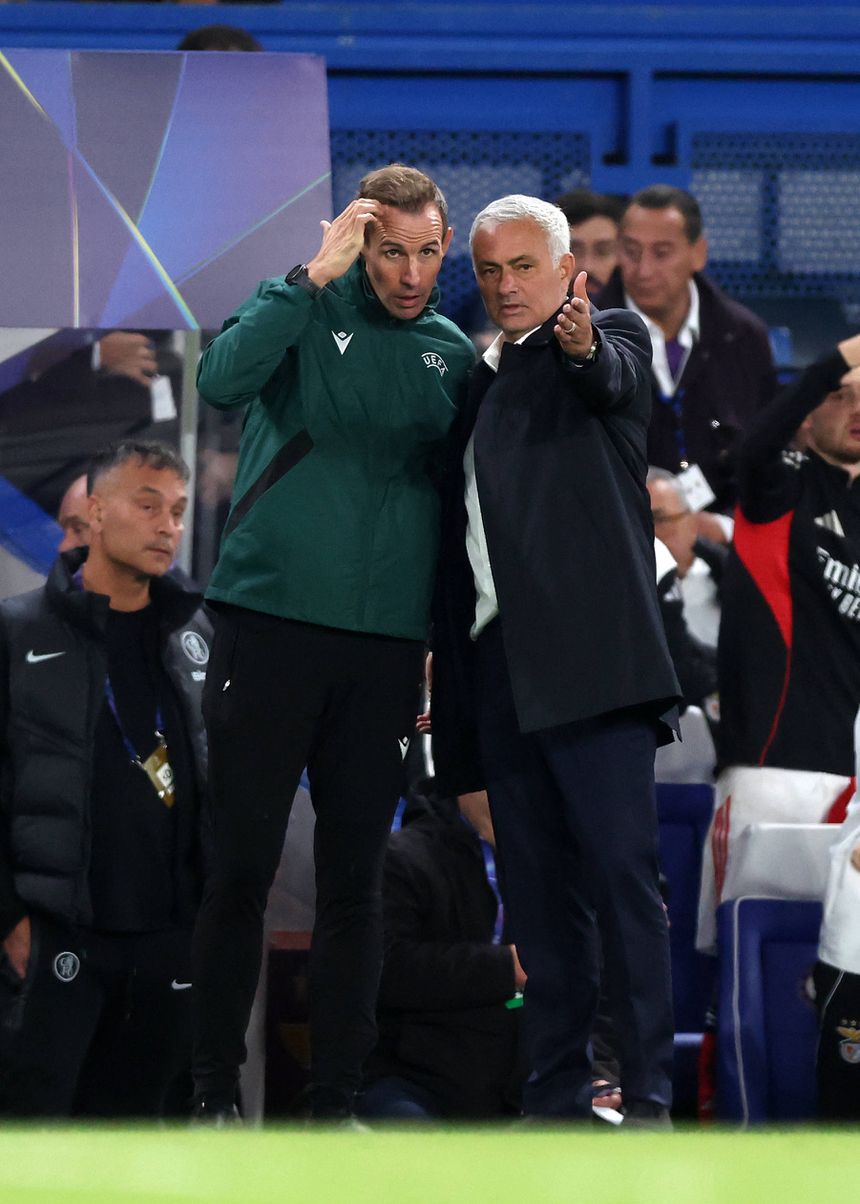 Mourinho regressou a Stamford Bridge esta época, como treinador do Benfica - foto: IMAGO