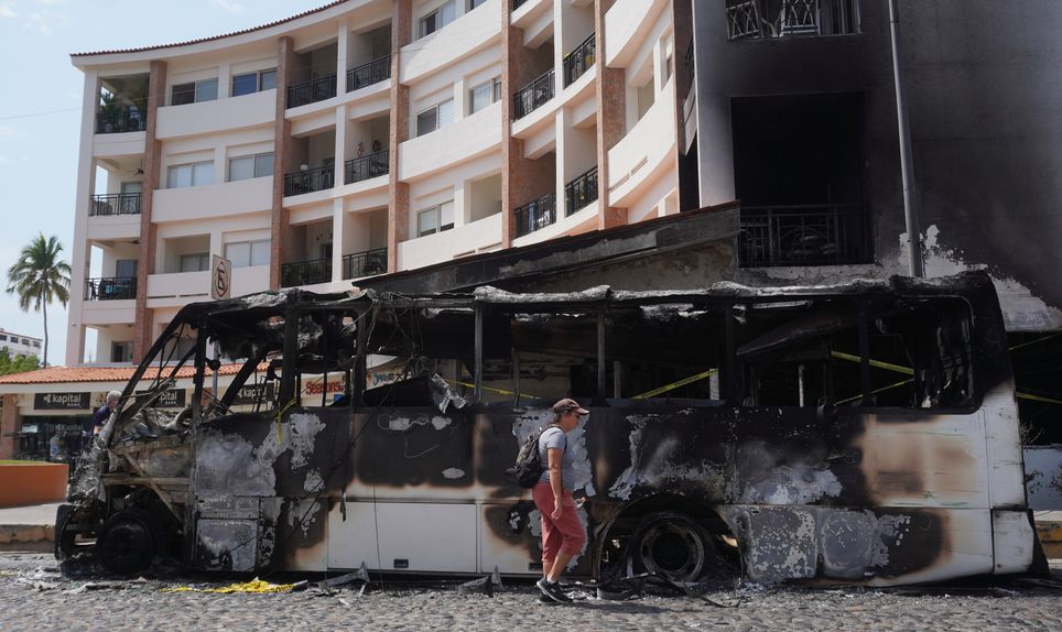 Violência e destruição por todo o México após morte de El Mencho, líder do Cartel de Jalisco - Foto: EPA
