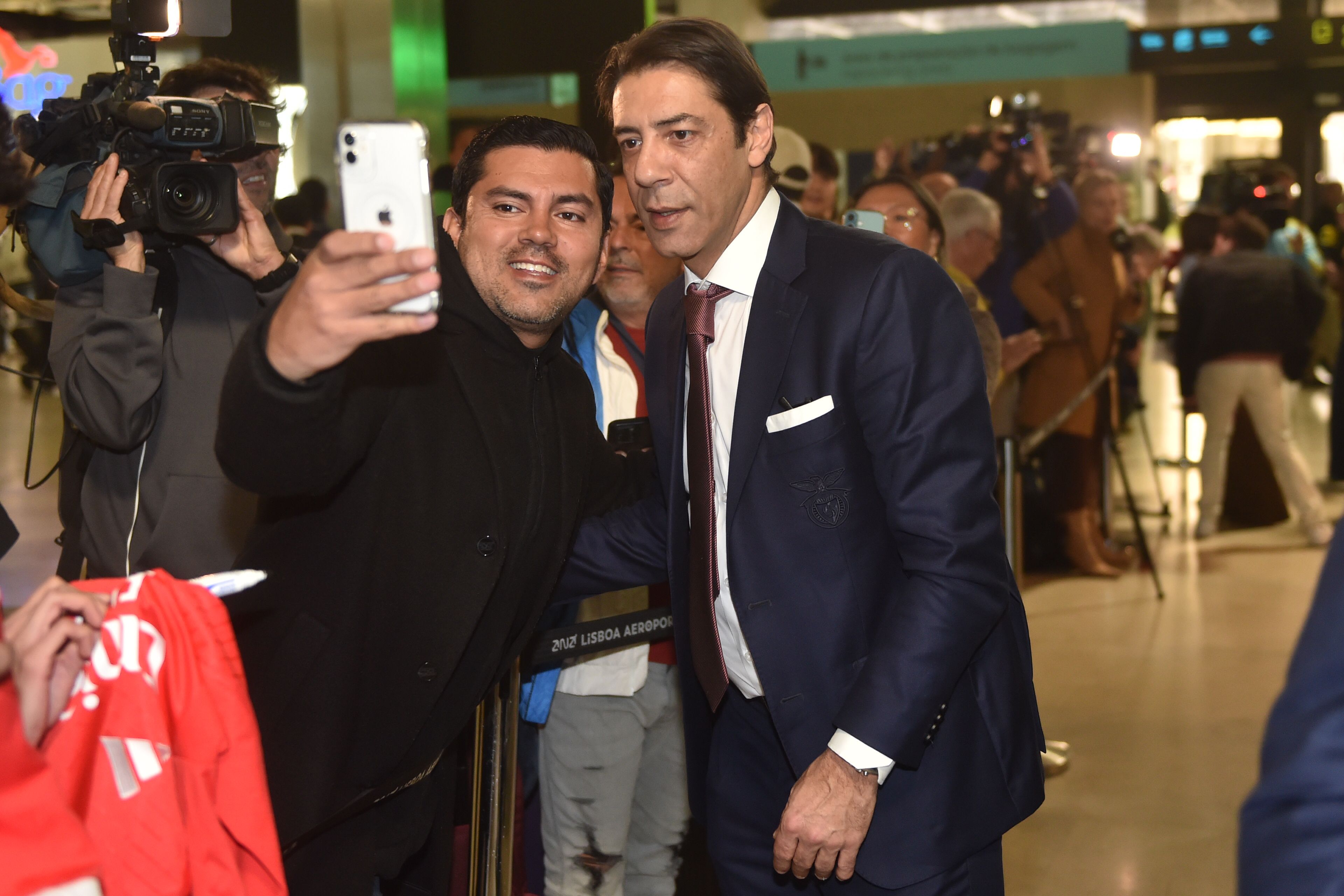 Rui Costa não se escusou a aceder a alguns pedidos - Foto: Miguel Nunes