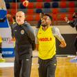 Selecionador Pep Clarós e Dundão no treino da seleção angolana de basquetebol