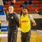 Selecionador Pep Clarós e Dundão no treino da seleção angolana de basquetebol
