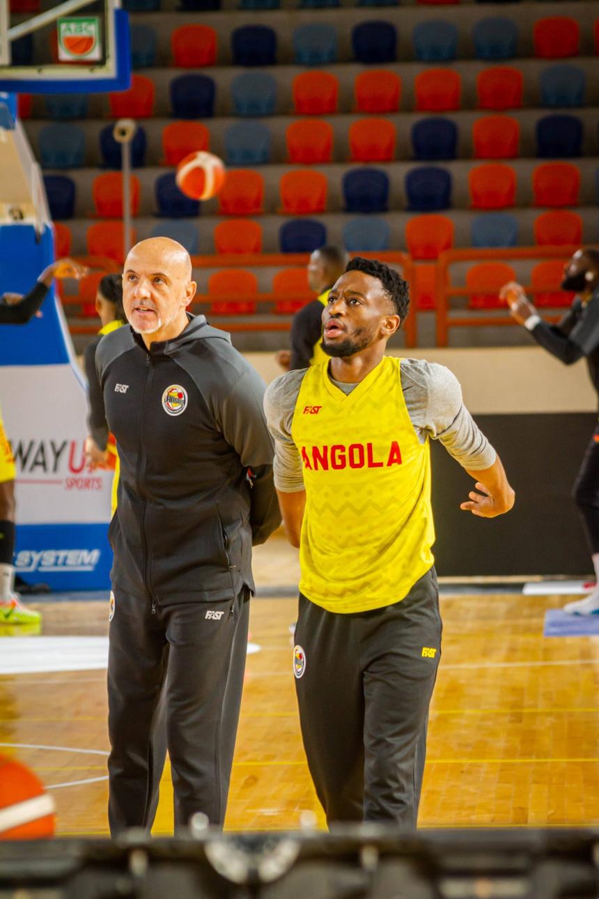 Selecionador Pep Clarós e Dundão no treino da seleção angolana de basquetebol