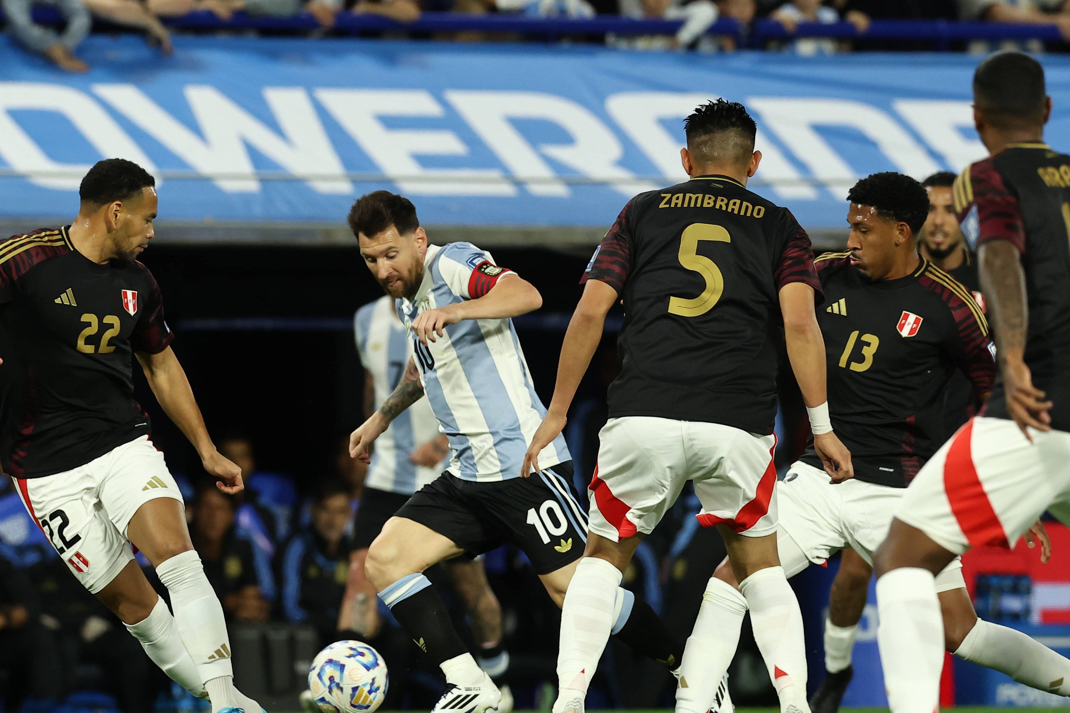 Messi tenta livrar-se de adversários durante jogo da Argentina