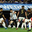 Messi tenta livrar-se de adversários durante jogo da Argentina