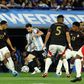 Messi tenta livrar-se de adversários durante jogo da Argentina