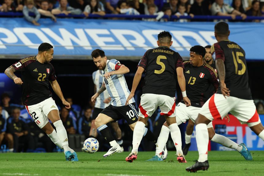 Messi tenta livrar-se de adversários durante jogo da Argentina