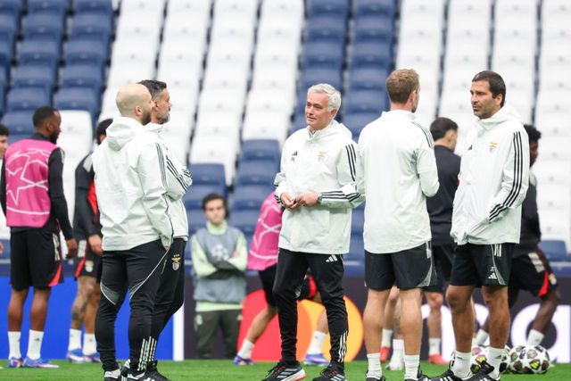 José Mourinho e a equipa técnica do Benfica no relvado do Santigo Bernabéu, em Madrid (foto: SL Benfica)