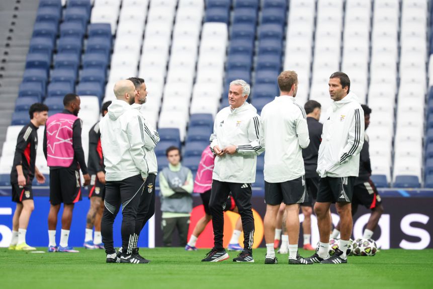 José Mourinho e a equipa técnica do Benfica no relvado do Santigo Bernabéu, em Madrid (foto: SL Benfica)