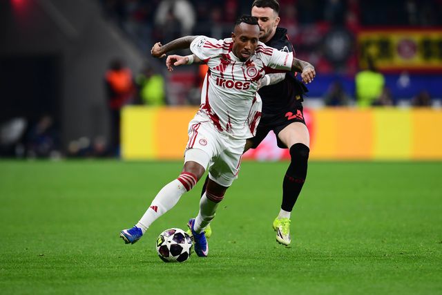 Gelson Martins nunca conseguiu ultrapassar a bem organizada defesa do Leverkusen - FOTO: IMAGO