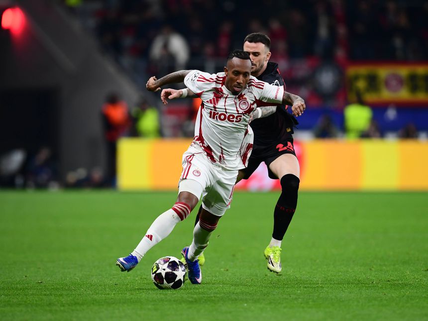 Gelson Martins nunca conseguiu ultrapassar a bem organizada defesa do Leverkusen - FOTO: IMAGO