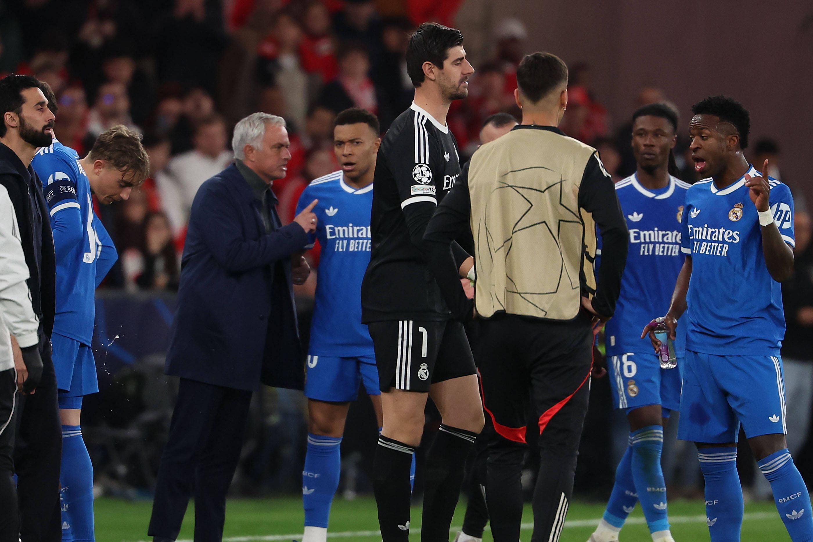 Courtois durante jogo com Benfica na Luz