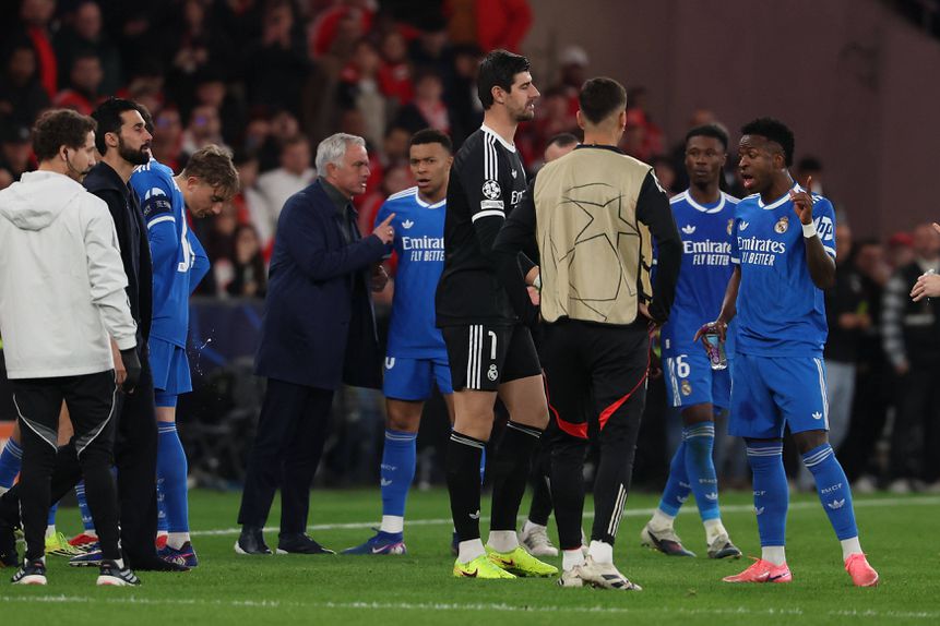 Courtois durante jogo com Benfica na Luz