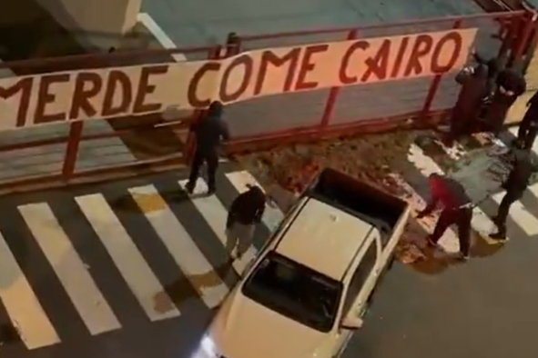 Adeptos do Torino protestam com... estrume no centro de treinos (vídeo)