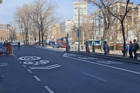 Gritos por Mourinho e Prestianni à vista: a chegada do Benfica ao hotel em Madrid