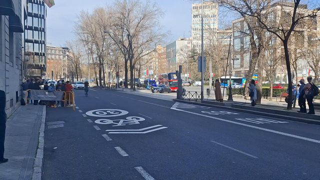 Gritos por Mourinho e Prestianni à vista: a chegada do Benfica ao hotel em Madrid