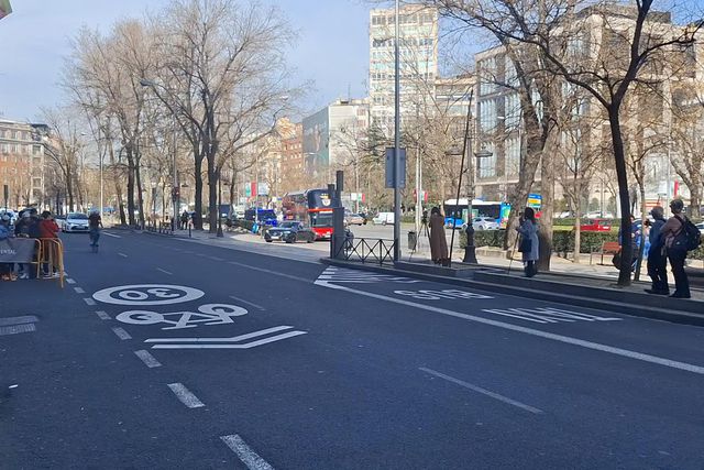 Gritos por Mourinho e Prestianni à vista: a chegada do Benfica ao hotel em Madrid