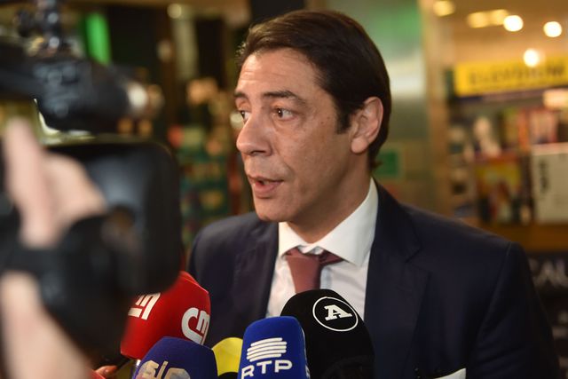 Rui Costa falou no Aeroporto Humberto Delgado, em Lisboa,  à saída para Madrid - Foto: MIGUEL NUNES