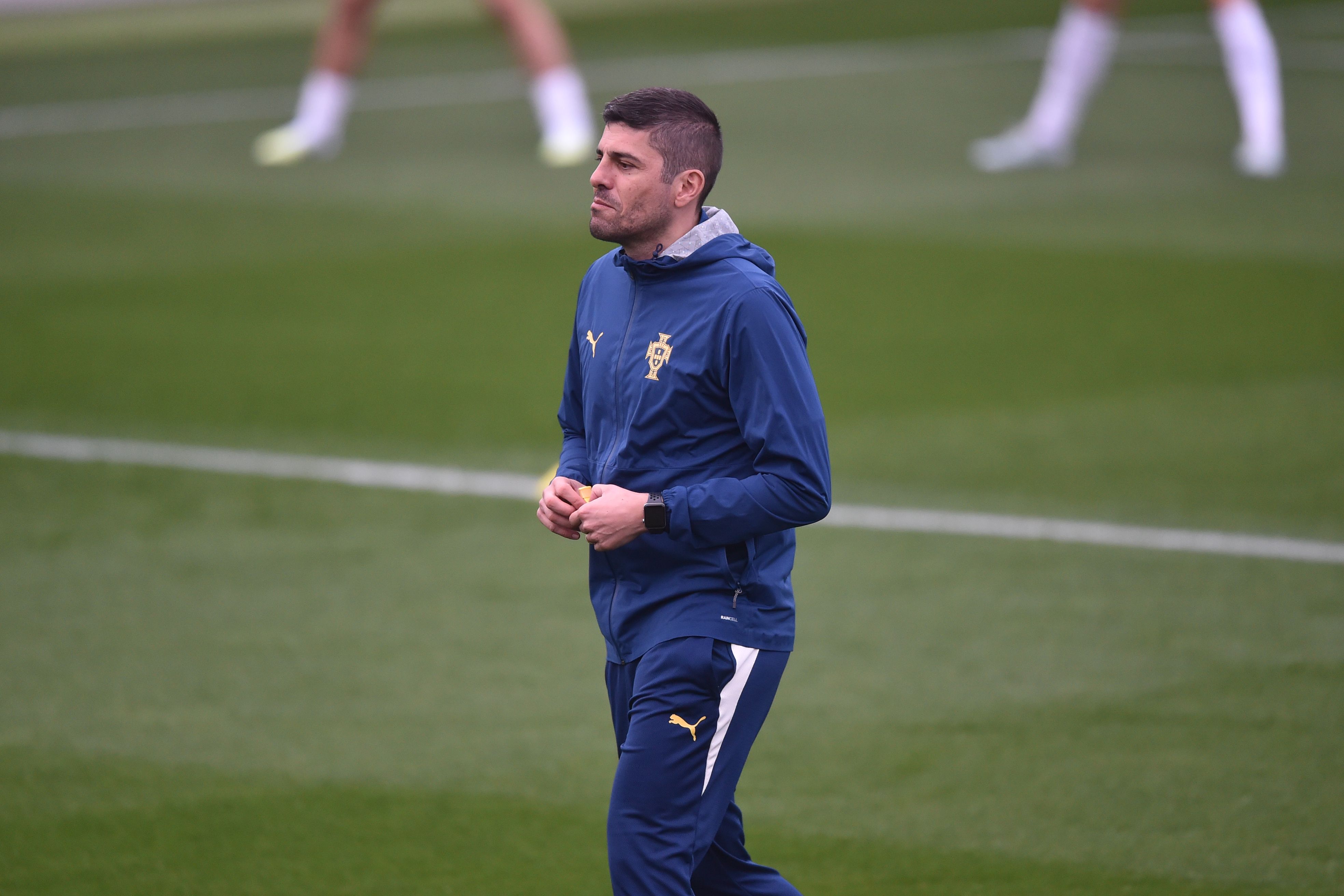 Francisco Neto a orientar o treino da Seleção na Cidade do Futebol - Foto: Miguel Nunes