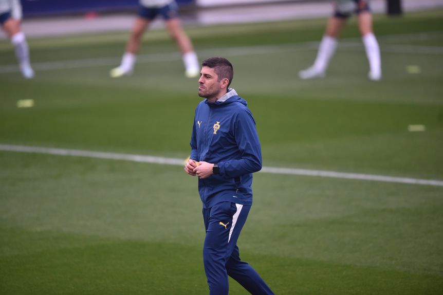 Francisco Neto a orientar o treino da Seleção na Cidade do Futebol - Foto: Miguel Nunes