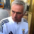 Benfica: Mourinho sai do hotel em Madrid para dar autógrafos (vídeo)