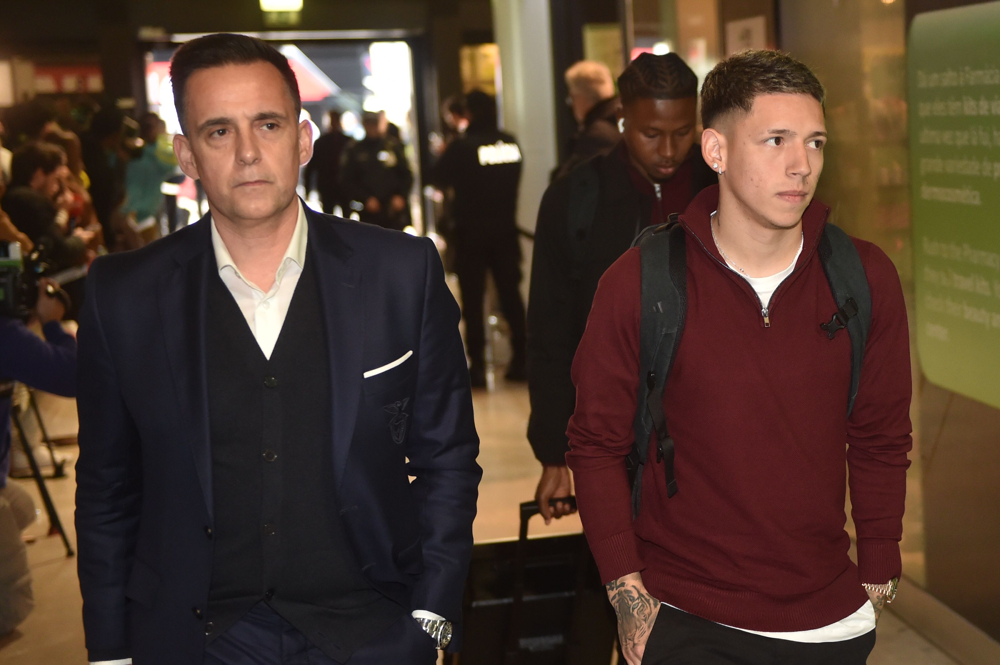 Mário Branco ao lado de Prestianni. O argentino não deve poder jogar (a menos que o recurso tenha providência), mas seguiu com a restante comitiva - Foto: Miguel Nunes