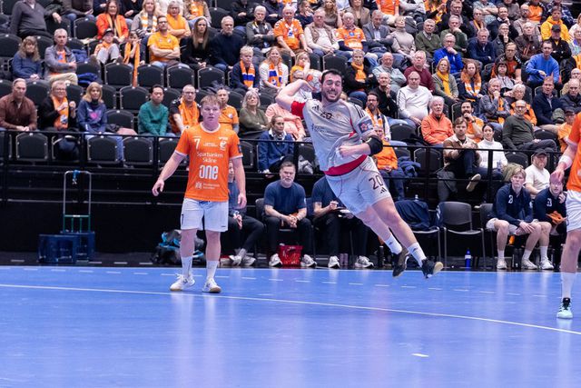 Benfica resiste ao fogo sueco e vence em Kristianstad para a Liga Europeia