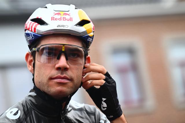 Van Aert trava a fundo na estreia na temporada de estrada