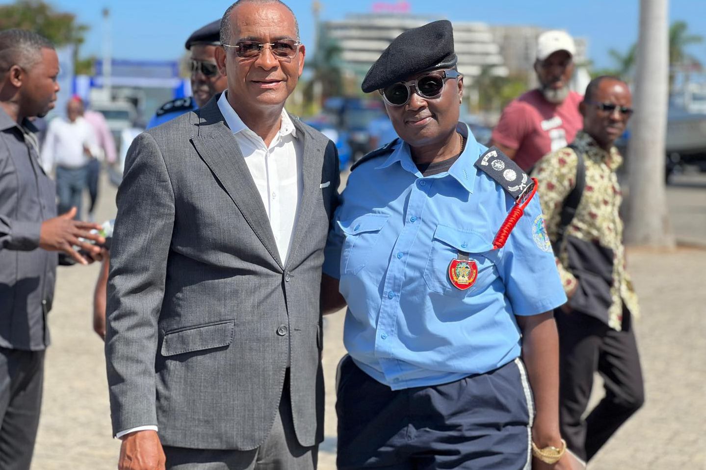 Presidente do Interclube, José  Canelas (esq.), em representação do clube nos 50 anos da Polícia Nacional de Angola