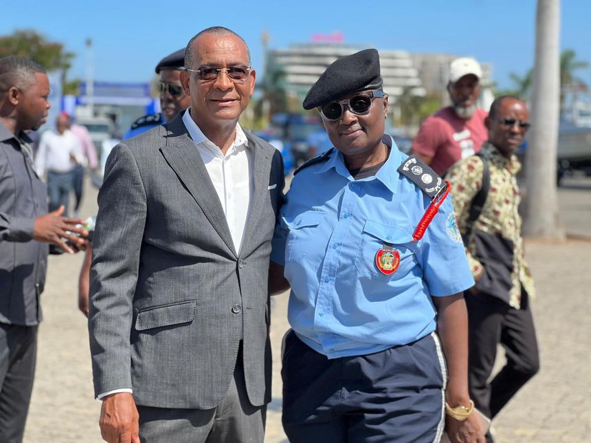 Presidente do Interclube, José  Canelas (esq.), em representação do clube nos 50 anos da Polícia Nacional de Angola