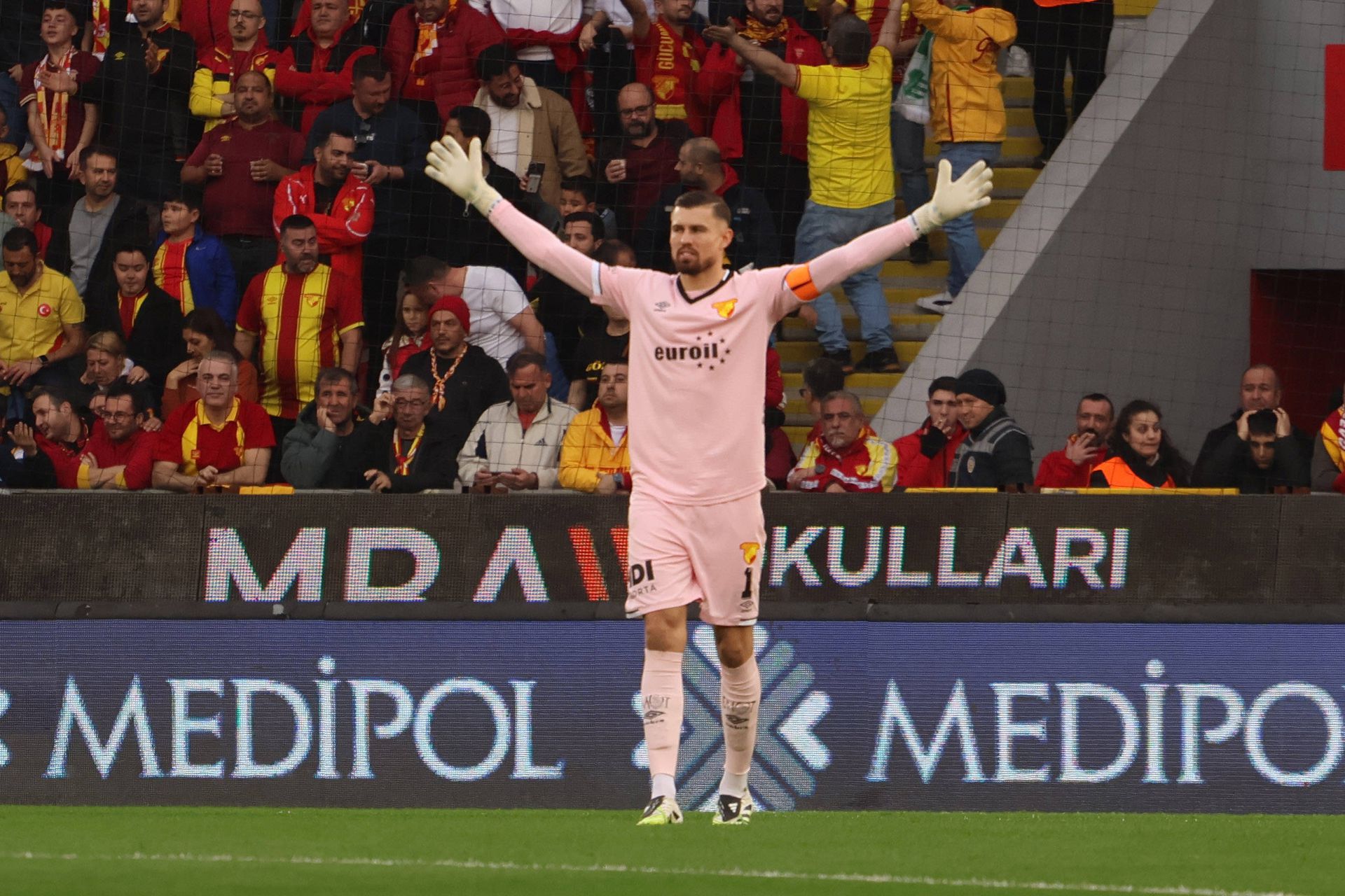 2.º - Mateusz Lis, Goztepe (23 jogos/13 sem sofrer golos)