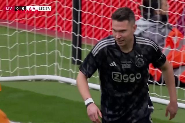Os melhores momentos das lendas do Liverpool-Ajax em dia de homenagem a Eriksson