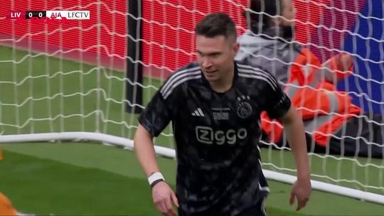 Os melhores momentos das lendas do Liverpool-Ajax em dia de homenagem a Eriksson