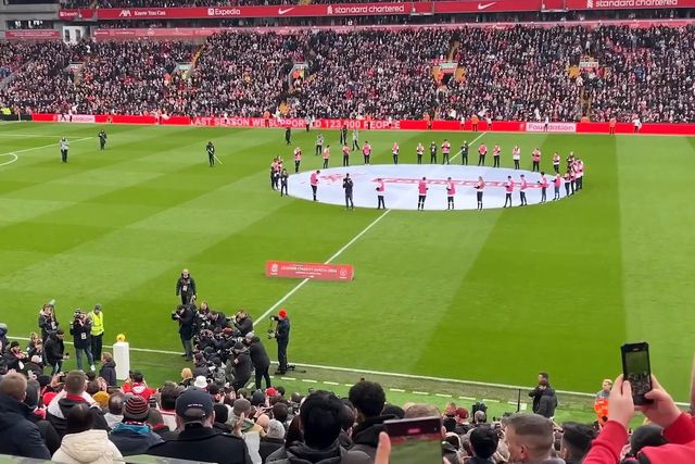 Emocionante! O You'll Never Walk Alone dedicado a Eriksson