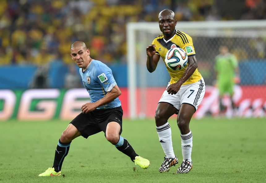 Lance entre Maxi Pereira, defesa uruguaio que, em Portugal, representou Benfica e FC Porto, e o colombiano Pablo Armero durante um Uruguai-Colômbia para a Copa América, prova que Maxi venceu em 2011