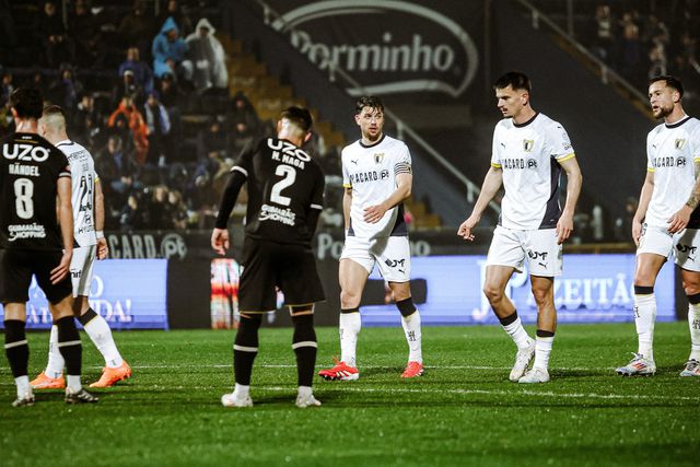 Enea Mihaj e Justin de Haas têm dado conta do recado e são dois dos grandes suportes da boa campanha do Famalicão